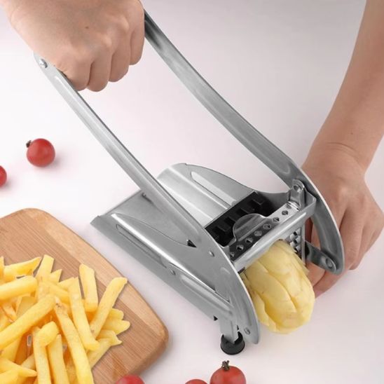Accessoire de cuisine pratique pour découper légumes et réaliser des frites maison.