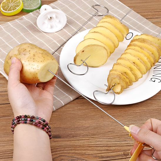 Accessoire cuisine pour transformer une pomme de terre en spirale croustillante en quelques secondes.