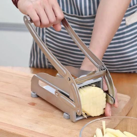 Coupe légumes multifonction en inox pour préparer facilement des frites maison croustillantes.