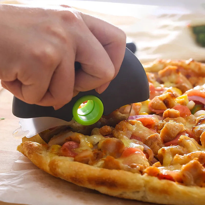 Couteau à Pizza à Roue avec lame en acier inoxydable pour une coupe nette et rapide de vos pizzas.
