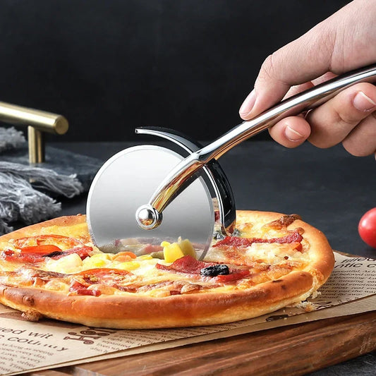 Couteau à Pizza en Acier Inoxydable™ pour une coupe nette et rapide, idéal pour toutes vos pizzas maison.