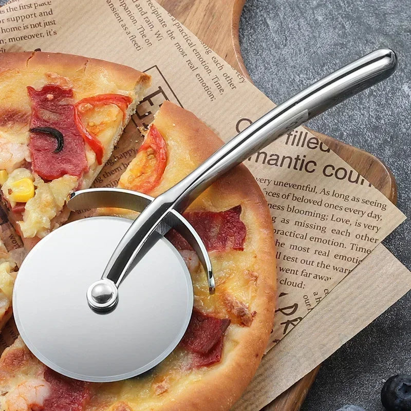 Couteau à pizza professionnel MonelyKitchen, parfait pour une coupe fluide et précise à la maison.