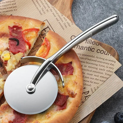 Couteau à pizza professionnel MonelyKitchen, parfait pour une coupe fluide et précise à la maison.