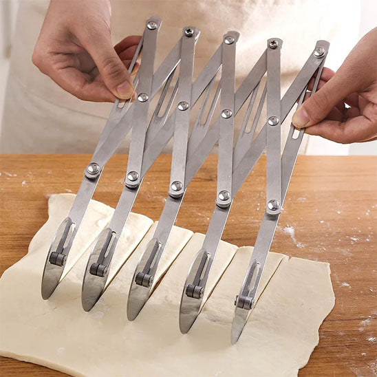 Couteau à pâte professionnel avec roulettes en acier inoxydable pour des découpes régulières et rapides.