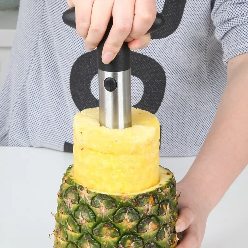 Découpe rapide et propre d’un ananas avec le Coupe-fruits Ananas™ idéal pour la cuisine.