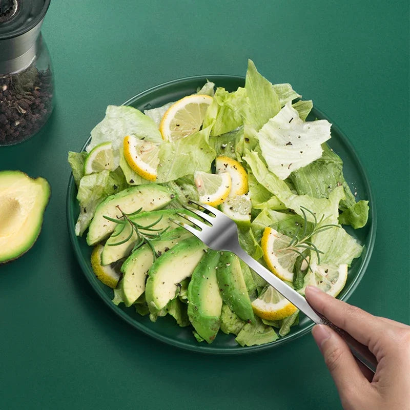 tranches d'avocat pour salade réalisés avec le coupe avocat de la boutique Monely Kitchen 
Livraison partout en France 