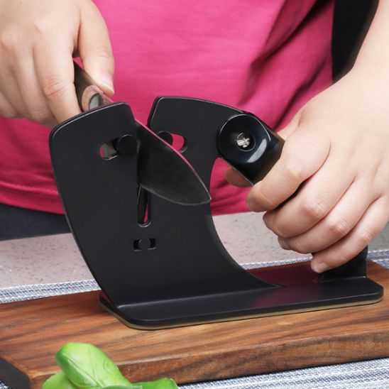 Outil manuel d’affûtage pour couteaux de cuisine, pratique et antidérapant pour un usage sécurisé.