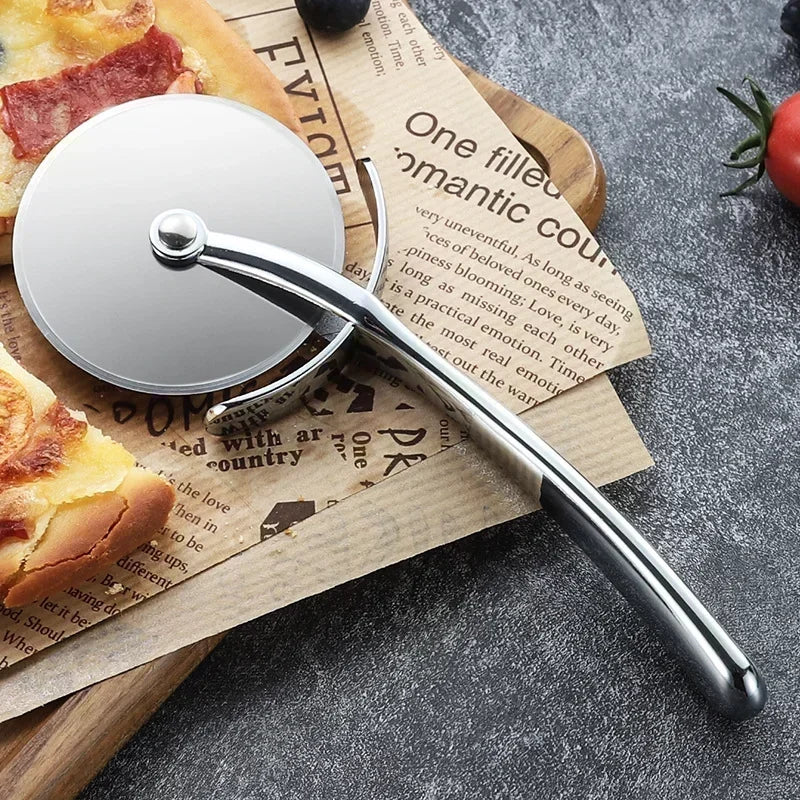 Roulette à pizza avec lame inox tranchante et poignée ergonomique pour une découpe sans effort.